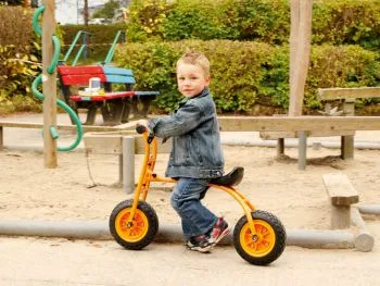 TopTrike Laufrad Walker in Aktion mit Kind auf dem Spielplatz